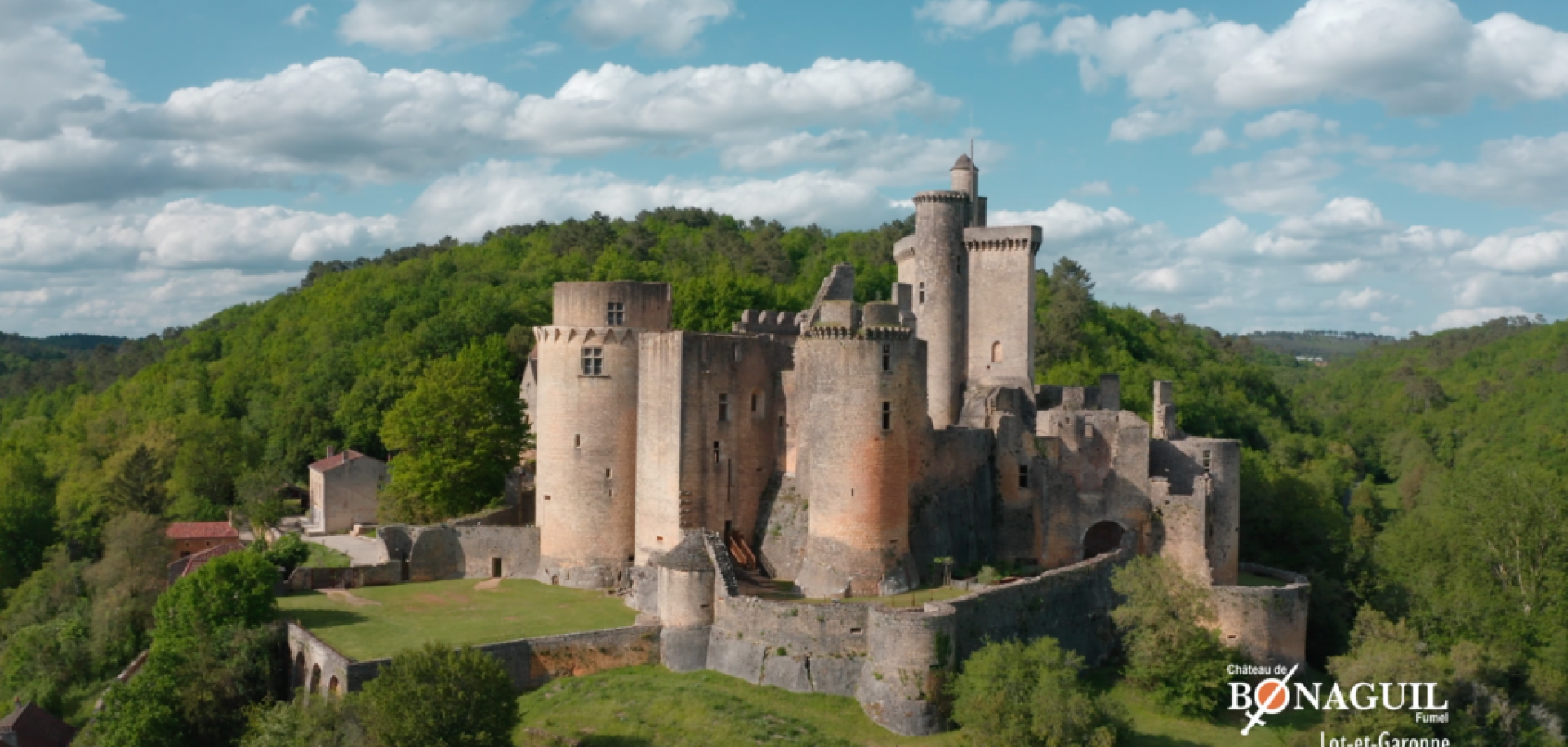 Le château de Bonaguil domine les vallées